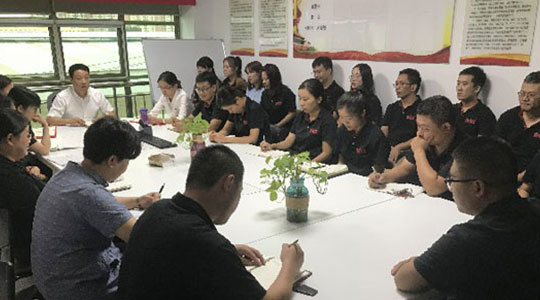 德瑞克儀器2019年第三季度大會報道，外貿銷售部領取5000元獎金！